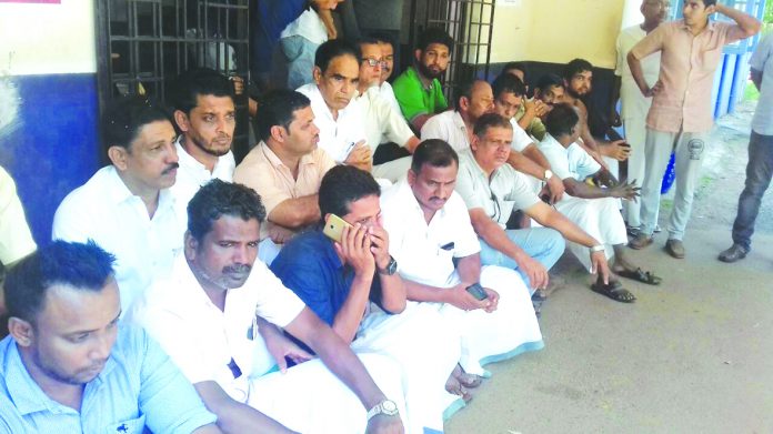 ಪೊಲೀಸ್ ಕಿರುಕುಳ ಆರೋಪಿಸಿ ಶಾಸಕರ ನೇತೃತ್ವದಲ್ಲಿ ಧರಣಿ